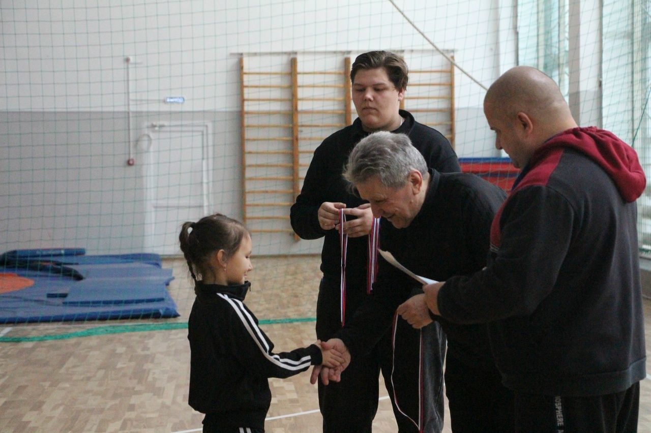 Ҡышҡы буранда дуҫлыҡ еңде!