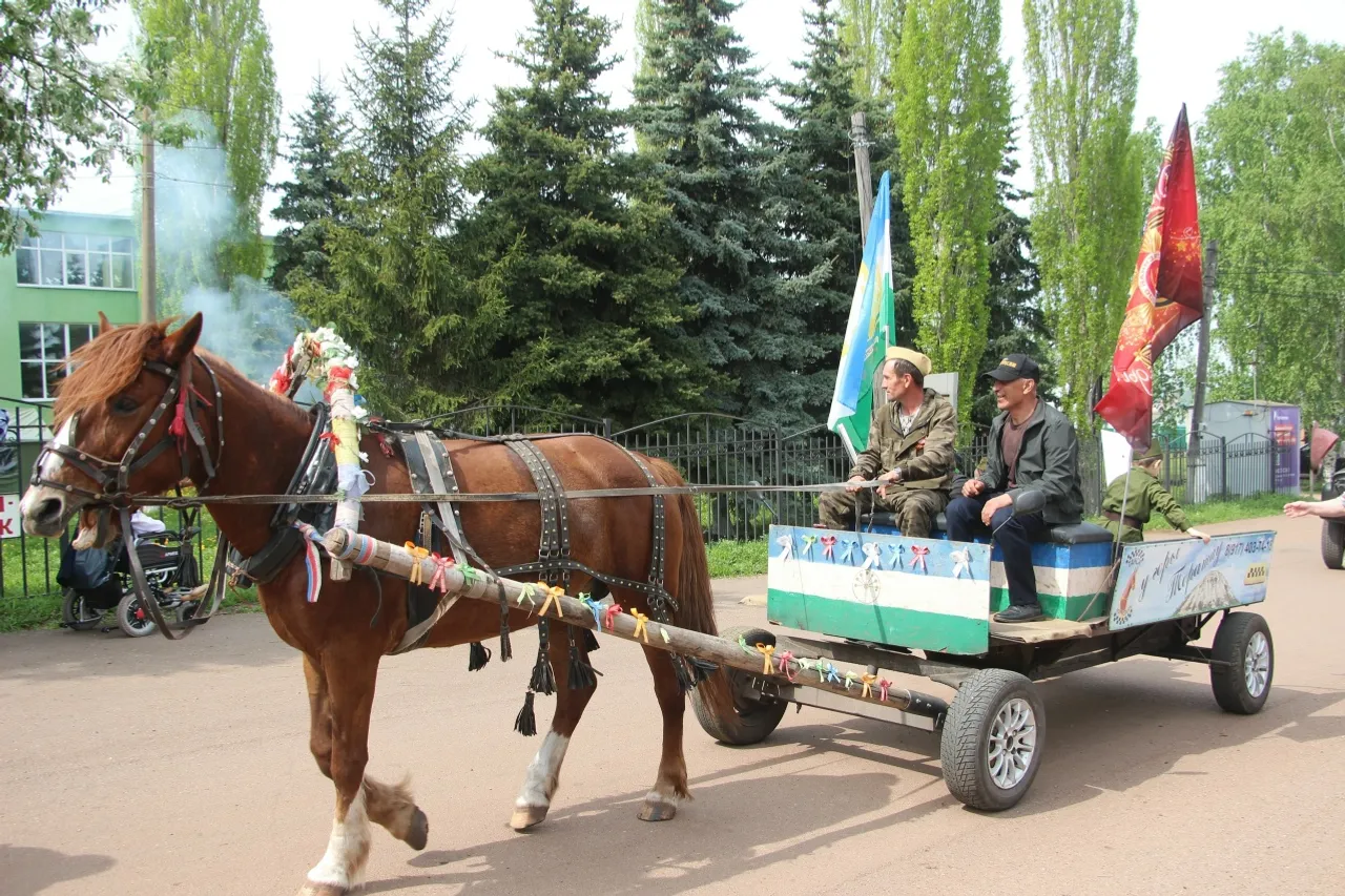 Бөйөк байрамды ҡаршылап!