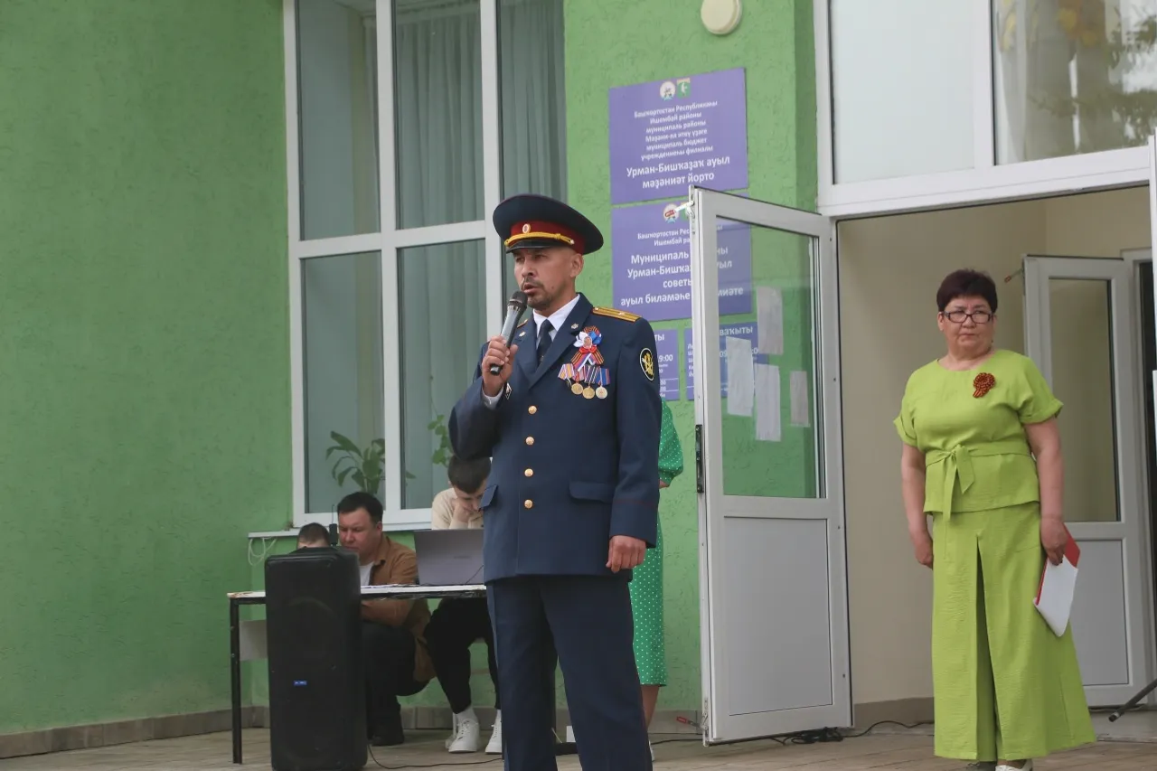 Бөйөк байрамды ҡаршылап!