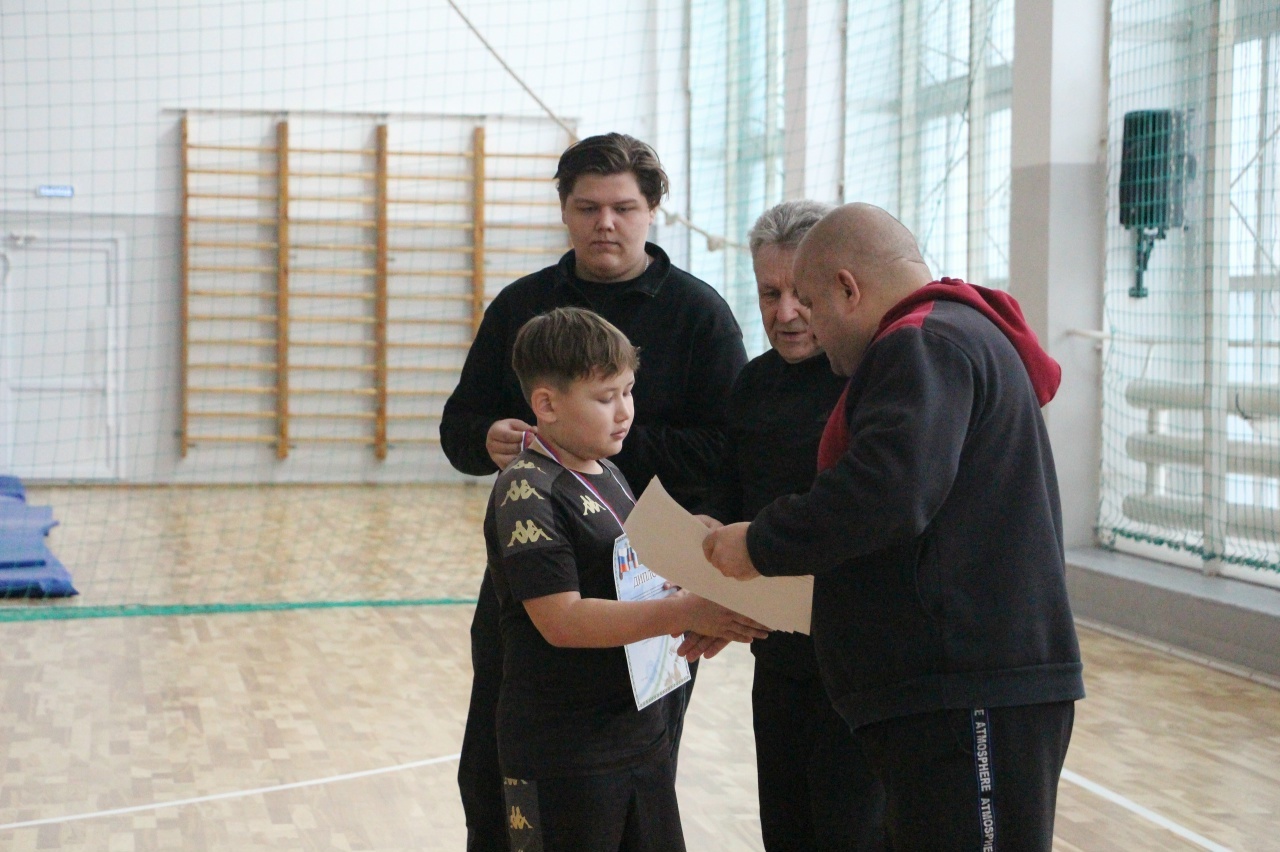 Ҡышҡы буранда дуҫлыҡ еңде!