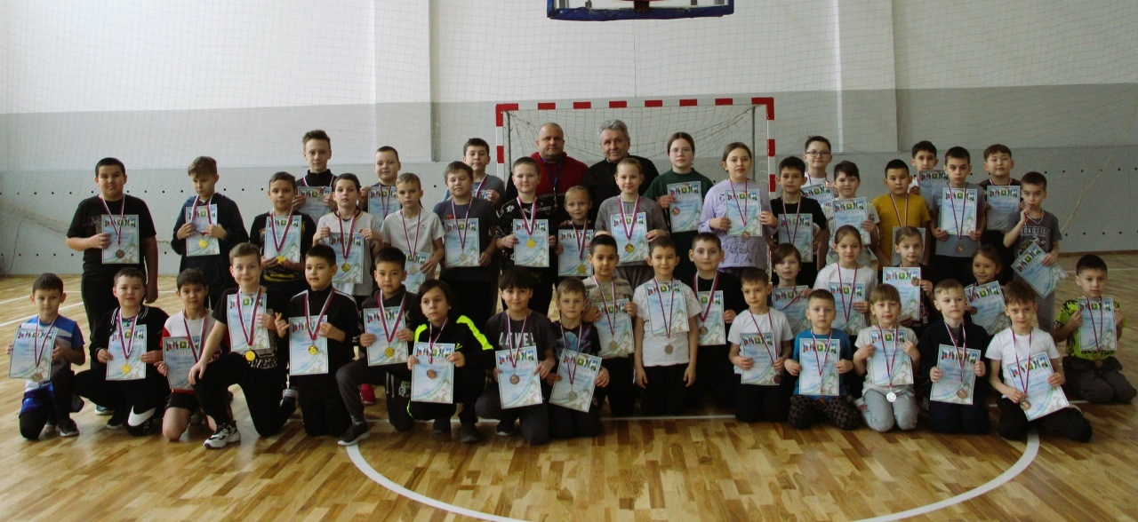 Ҡышҡы буранда дуҫлыҡ еңде!