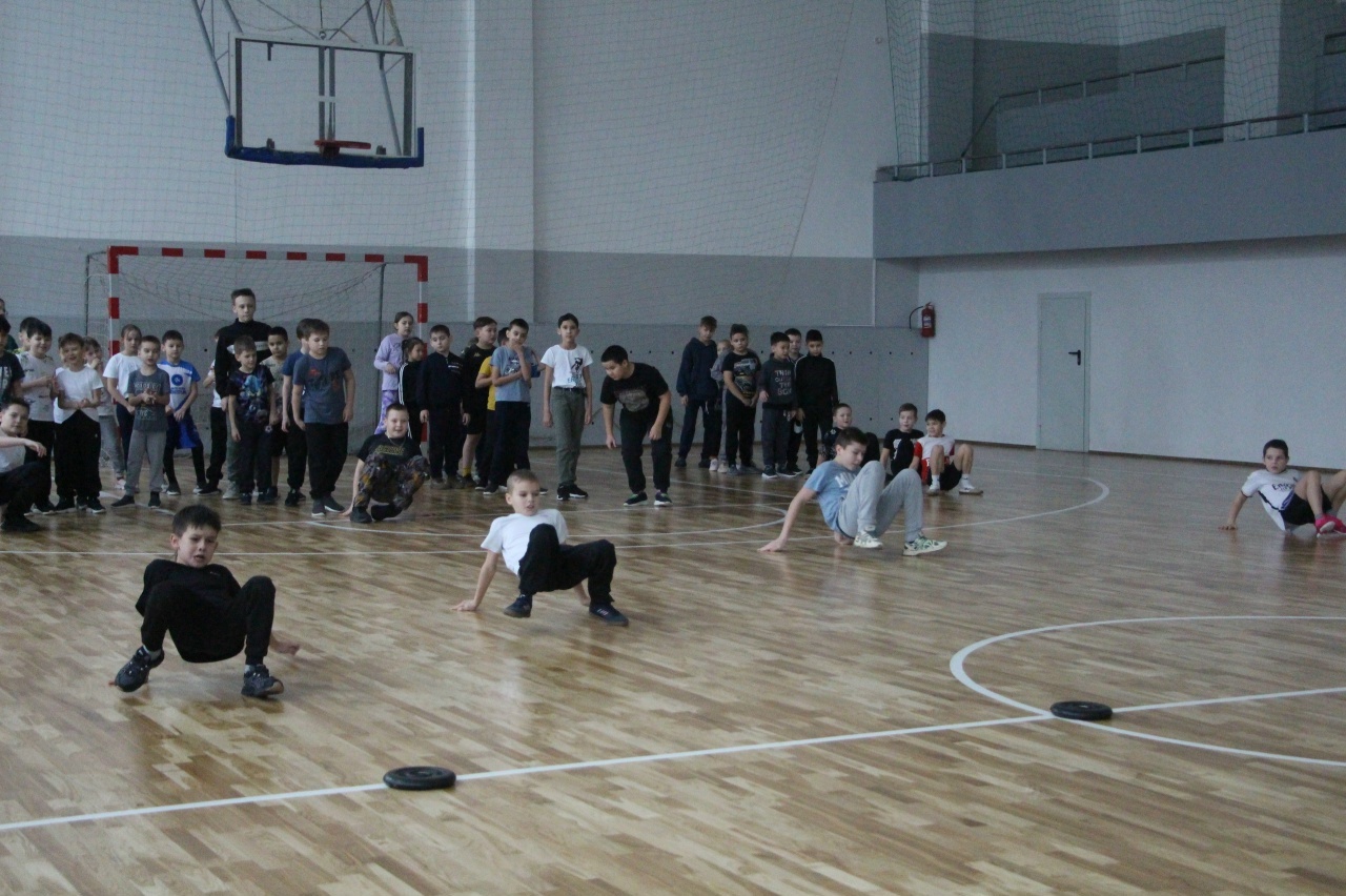 Ҡышҡы буранда дуҫлыҡ еңде!