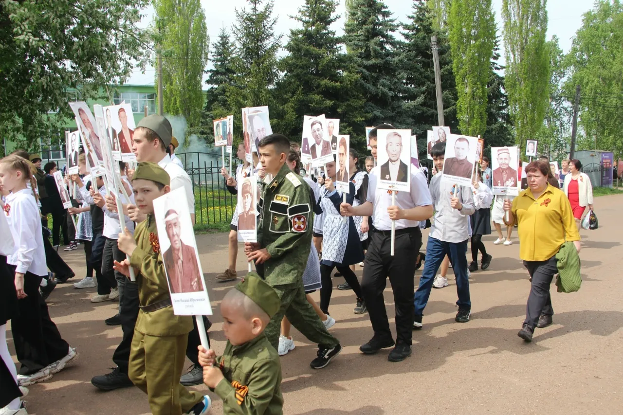Бөйөк байрамды ҡаршылап!