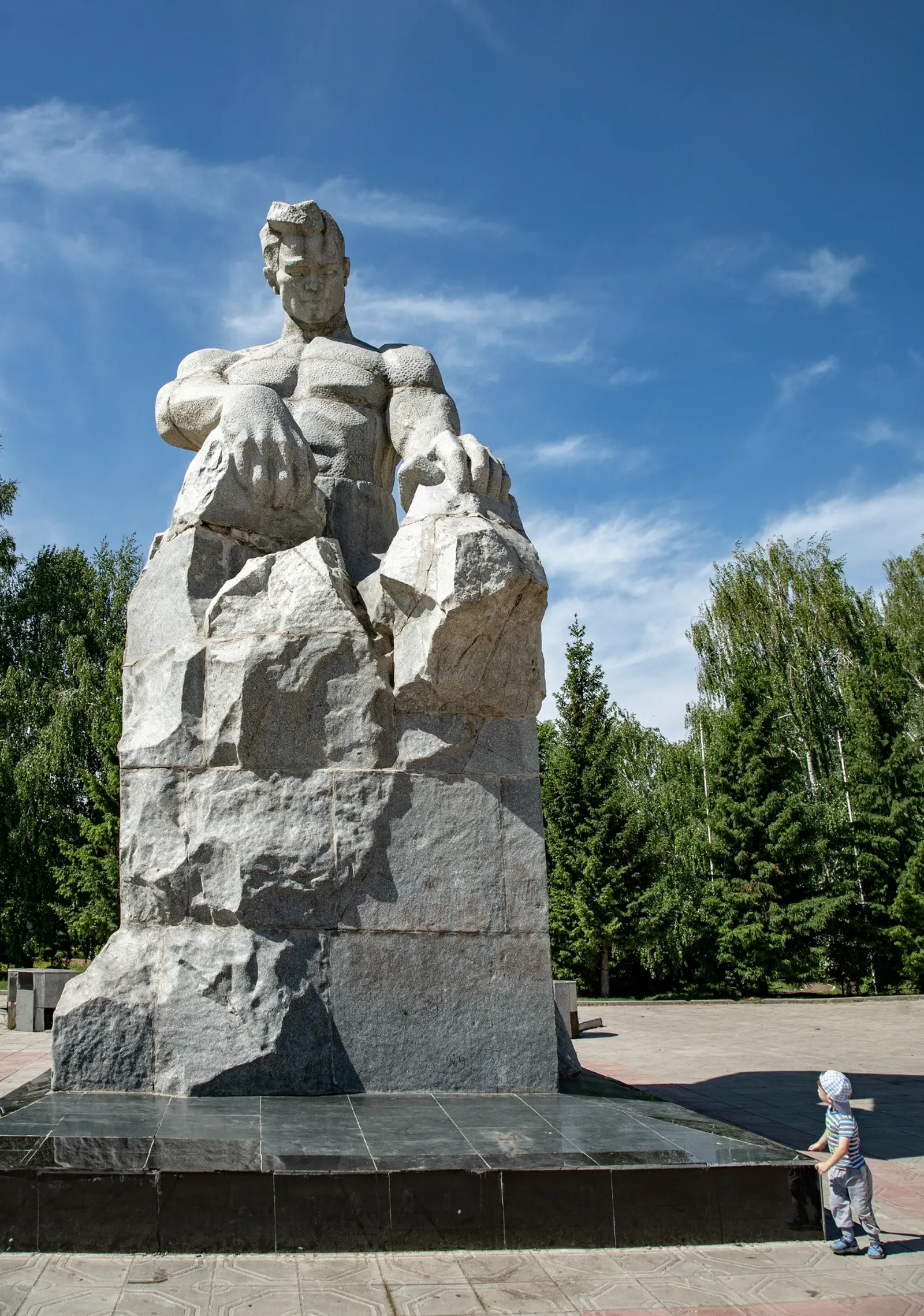 Ишембайҙа «Хеҙмәт ҡаһарманлығы ҡалаһы» стелаһы ҡуйыла