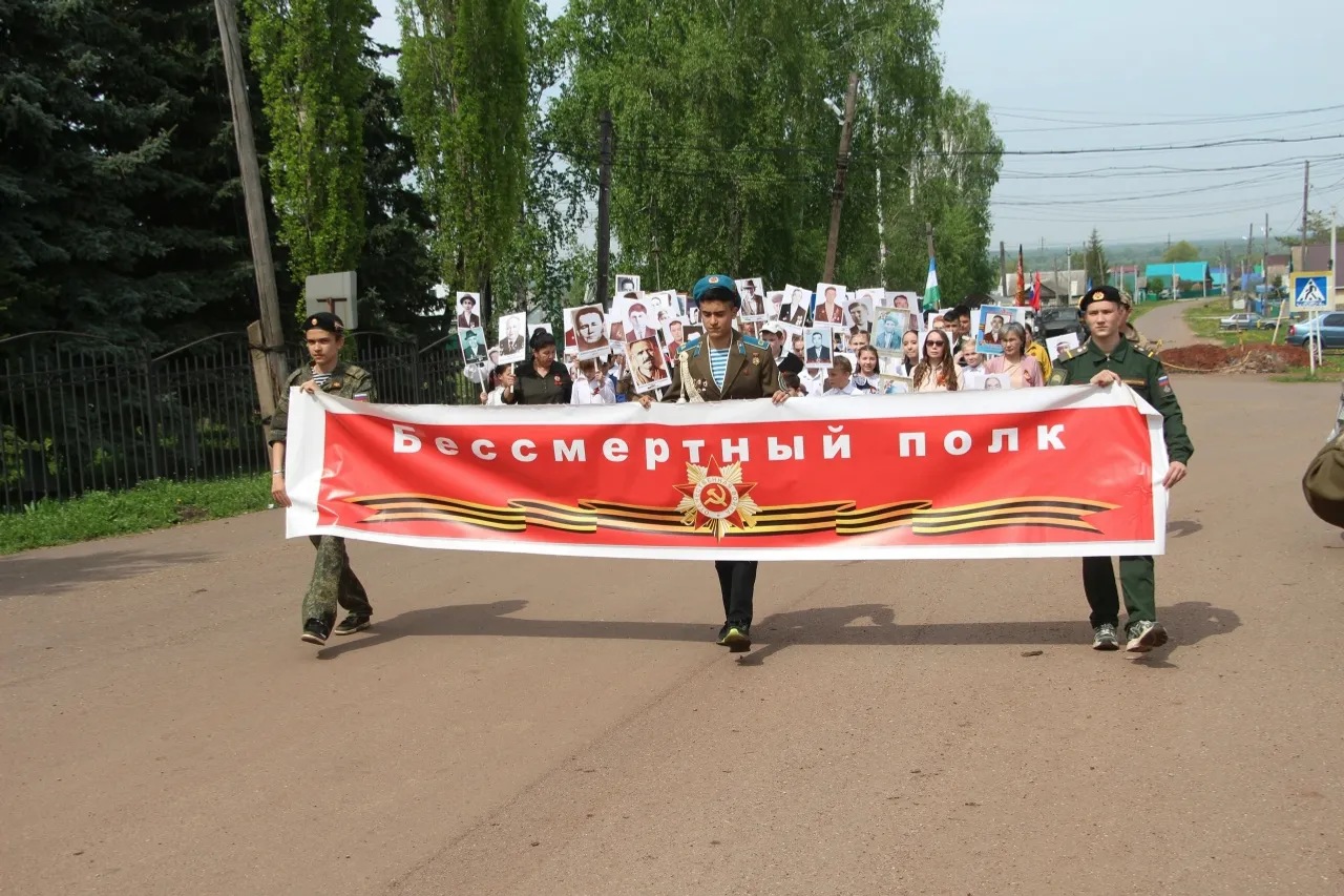 Бөйөк байрамды ҡаршылап!
