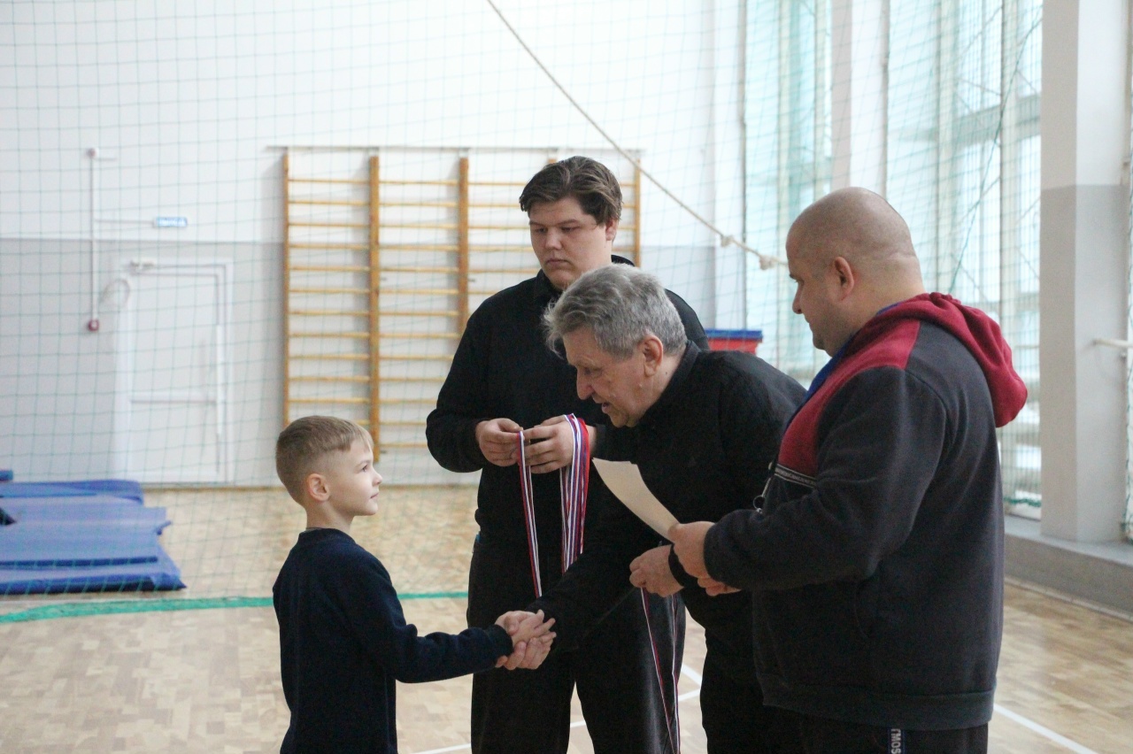 Ҡышҡы буранда дуҫлыҡ еңде!