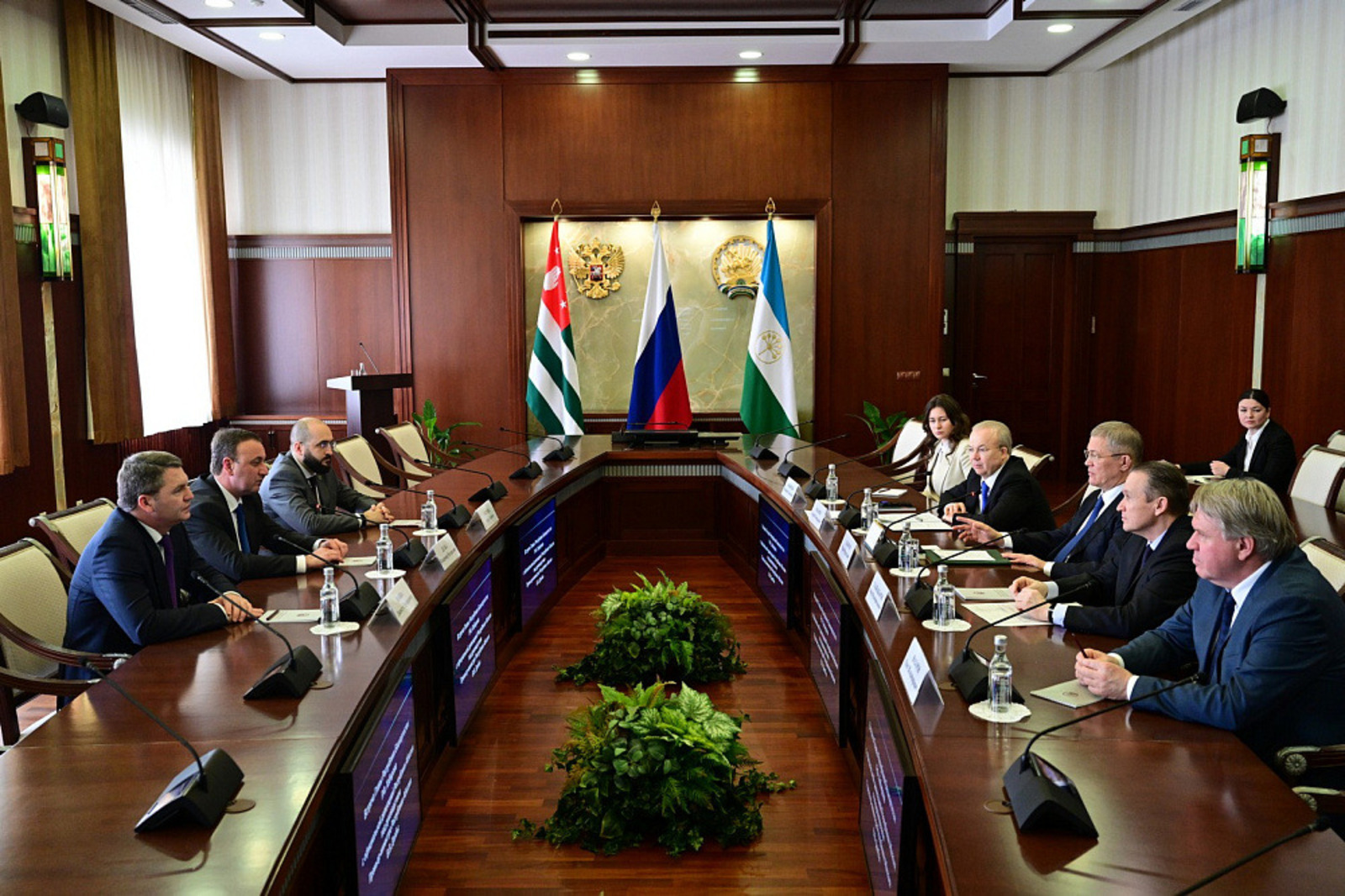 Радий Хабиров провел встречу с премьер-министром Абхазии