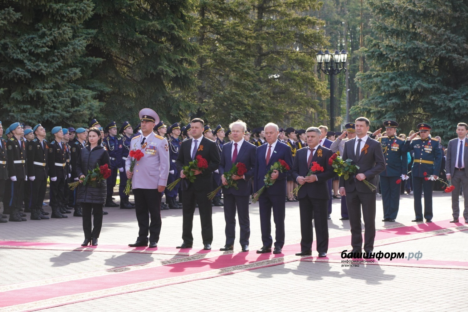 Радий Хабиров возложил венок к Вечному огню в уфимском парке Победы