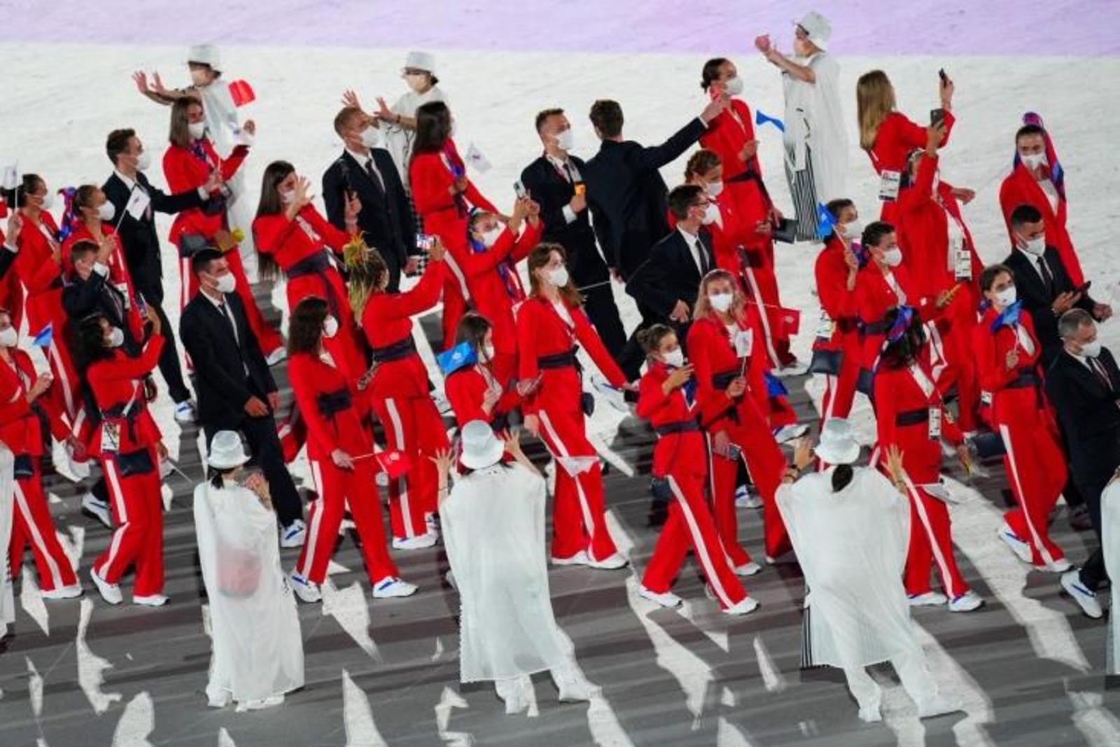 Сборная России приняла участие в параде на открытии Олимпиады в Токио