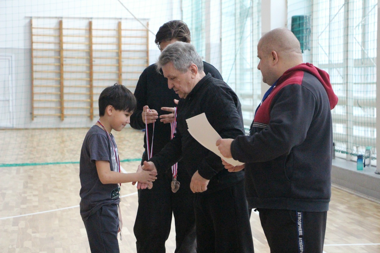 Ҡышҡы буранда дуҫлыҡ еңде!