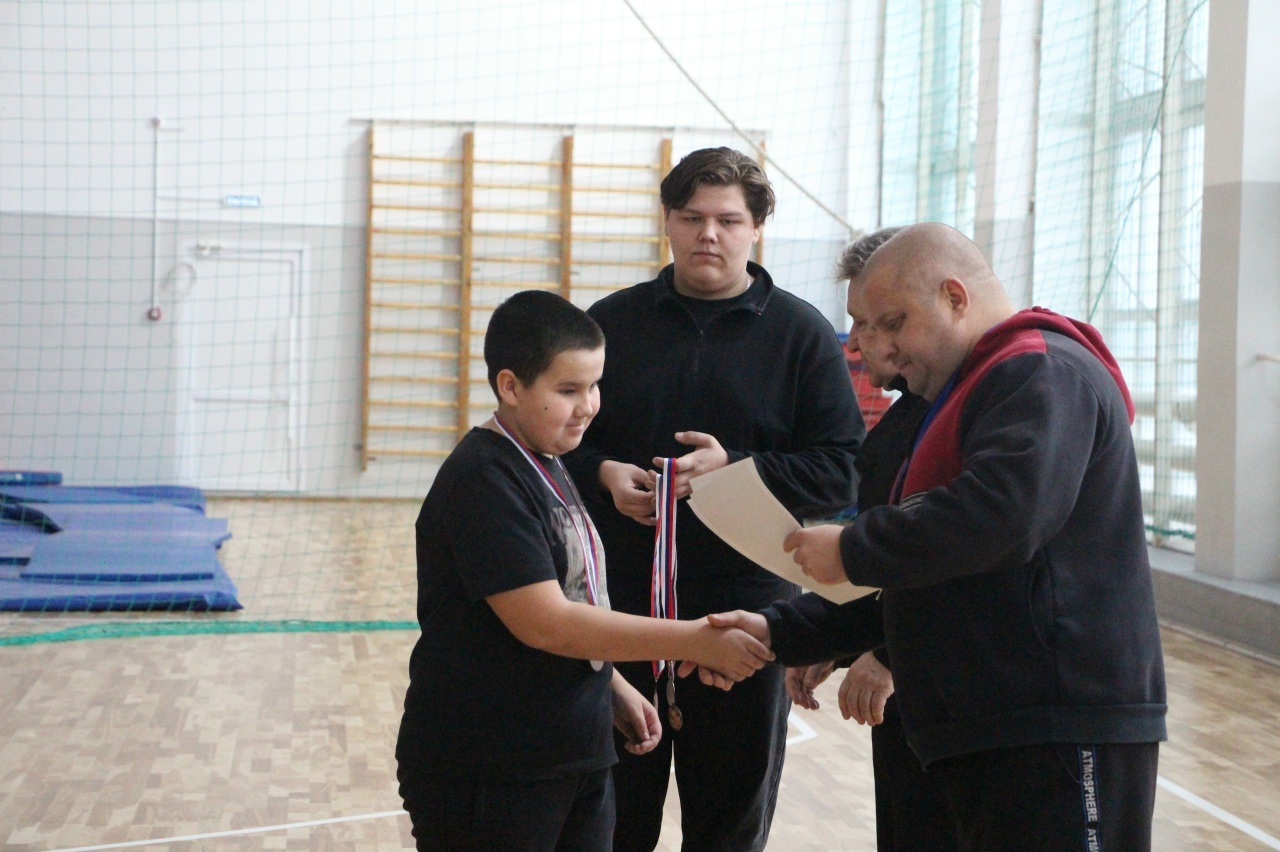 Ҡышҡы буранда дуҫлыҡ еңде!