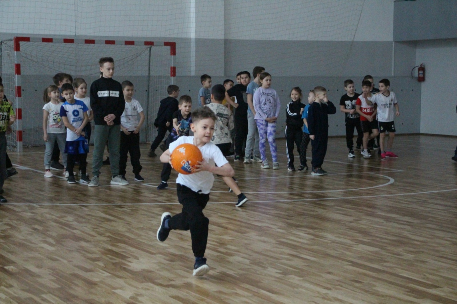 Ҡышҡы буранда дуҫлыҡ еңде!