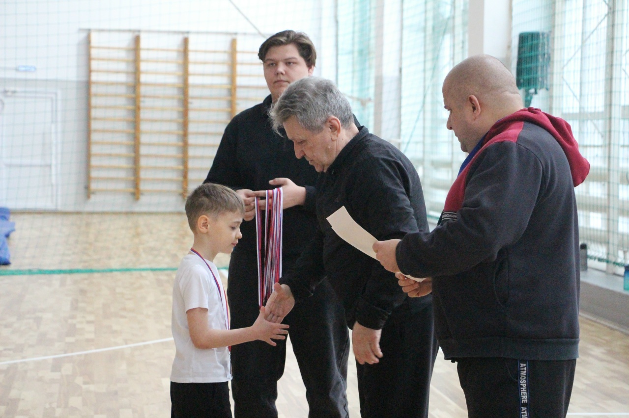 Ҡышҡы буранда дуҫлыҡ еңде!