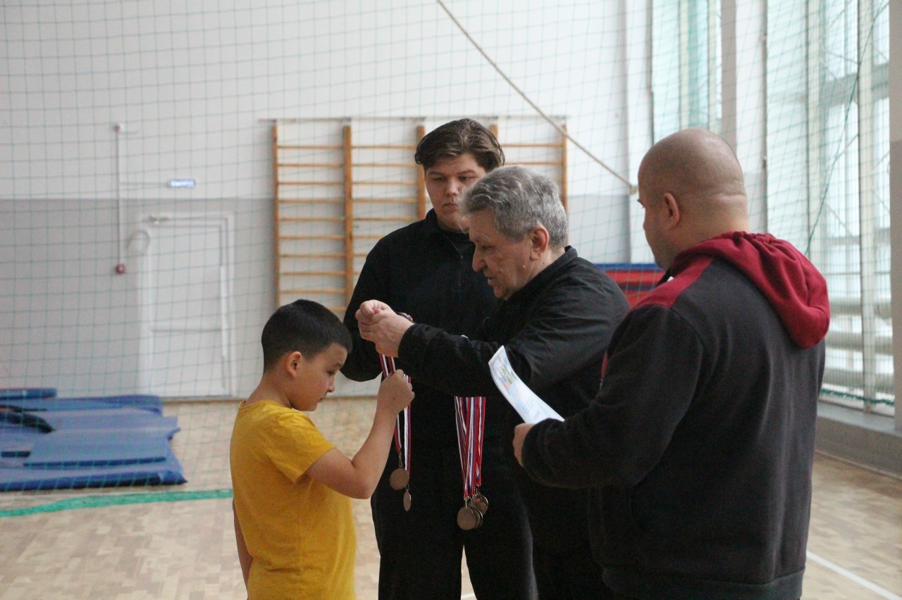 Ҡышҡы буранда дуҫлыҡ еңде!