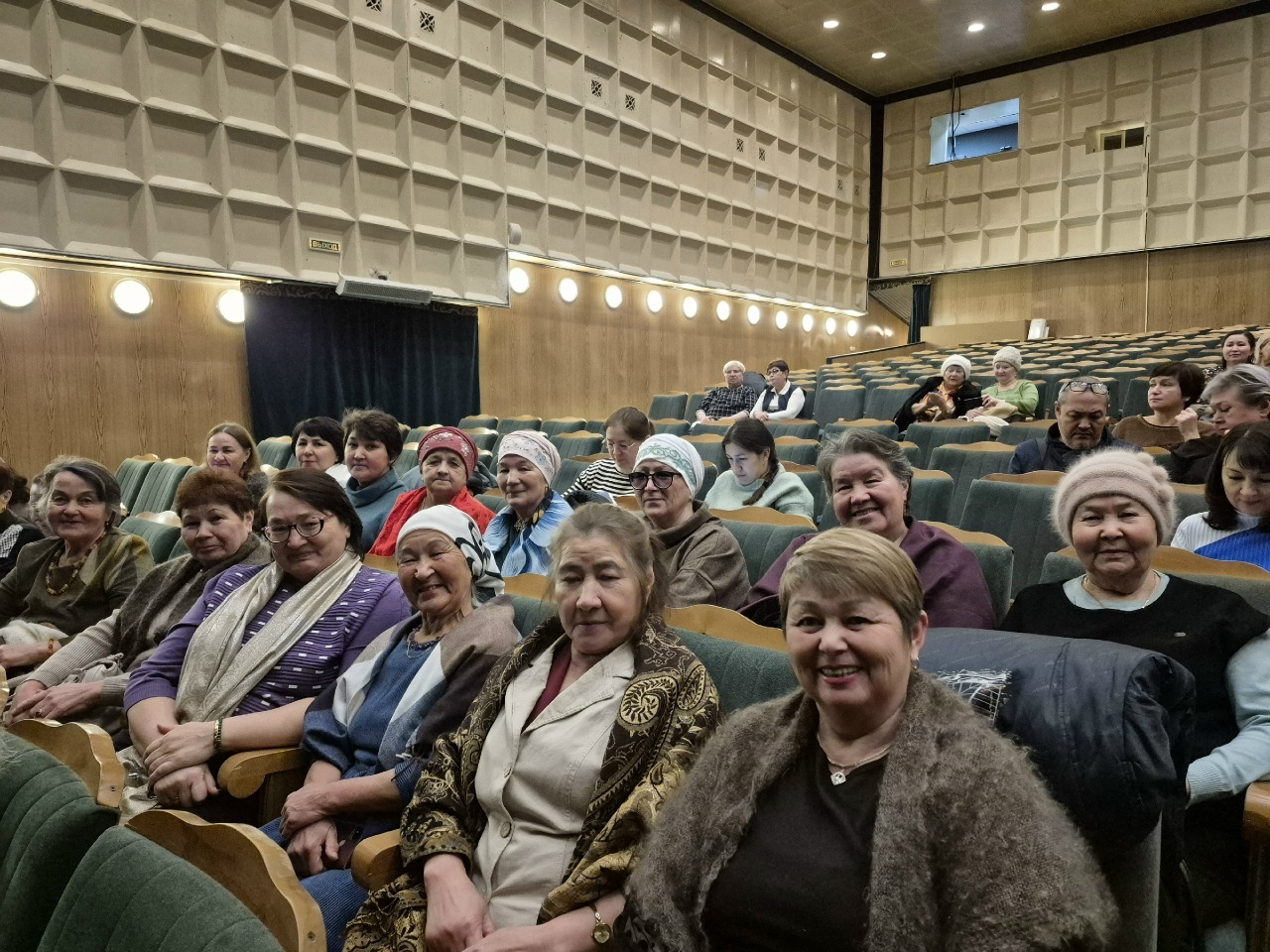 Ирекмәндәр театрға сәйәхәт ҡылды